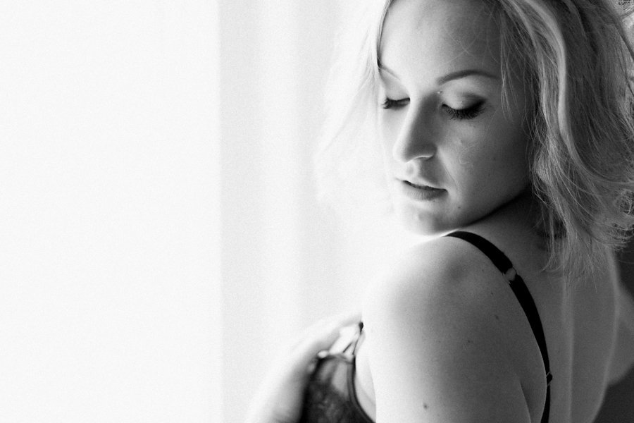 Boudoir Photography - Lauren Renee Photography black and white image of woman in lingerie