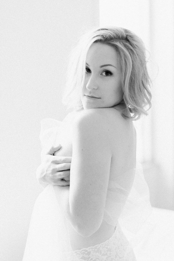 Boudoir Photography - Lauren Renee Photography Woman posing in black and white photo nude