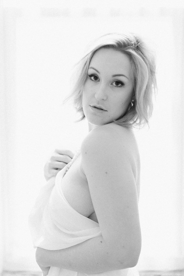 Boudoir Photography - Lauren Renee Photography Woman posing naked with a sheet covering her looking over her shoulder