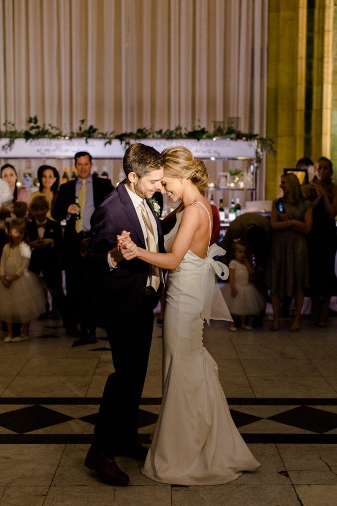 The Pennsylvanian wedding bride and groom share first dance