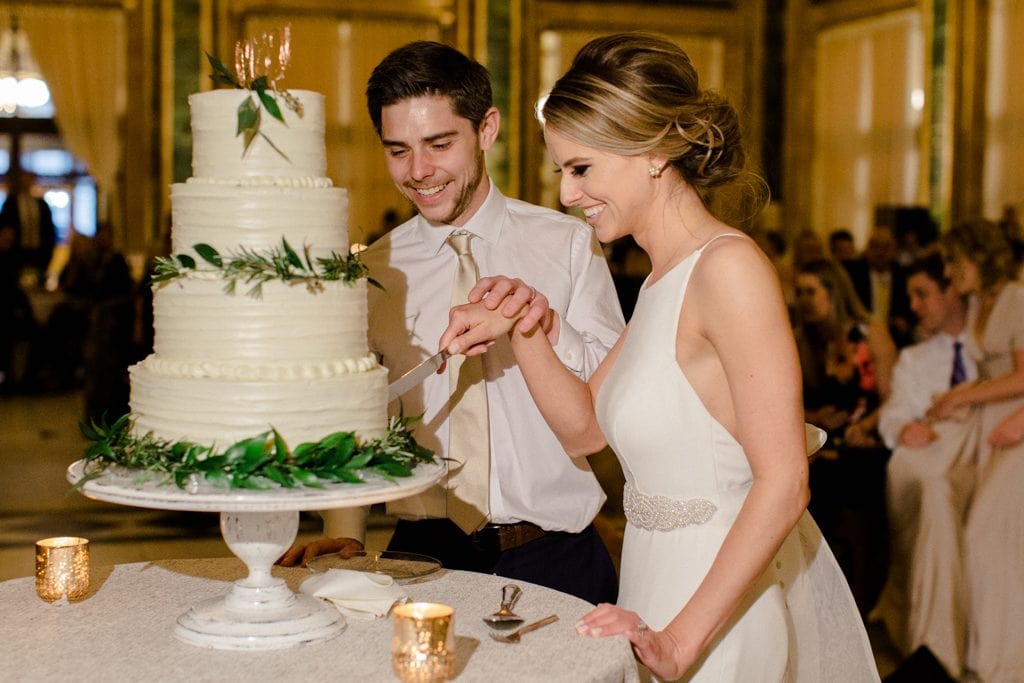 The Pennsylvanian wedding bride and groom cutting the cake