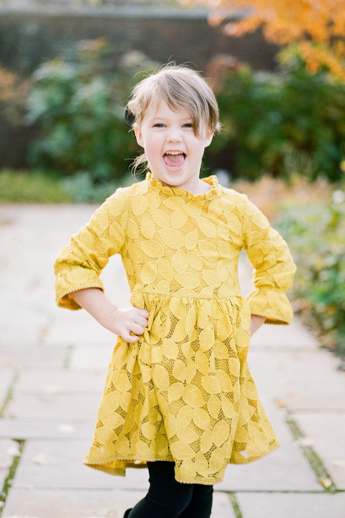 Black bow accessory for family photos at Mellon Park